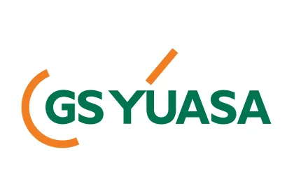 Logo von GS Yuasa Logo von GS Yuasa mit grünem Schriftzug sowie orangem Halbkreis und Pfeil darüber.