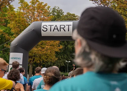 Tim Bellen kurz vor dem Start des RUN & FUN 2026 GOB-Geschäftsführer Tim Bellen mit weiteren Läufern am Start des RUN & FUN 2026.